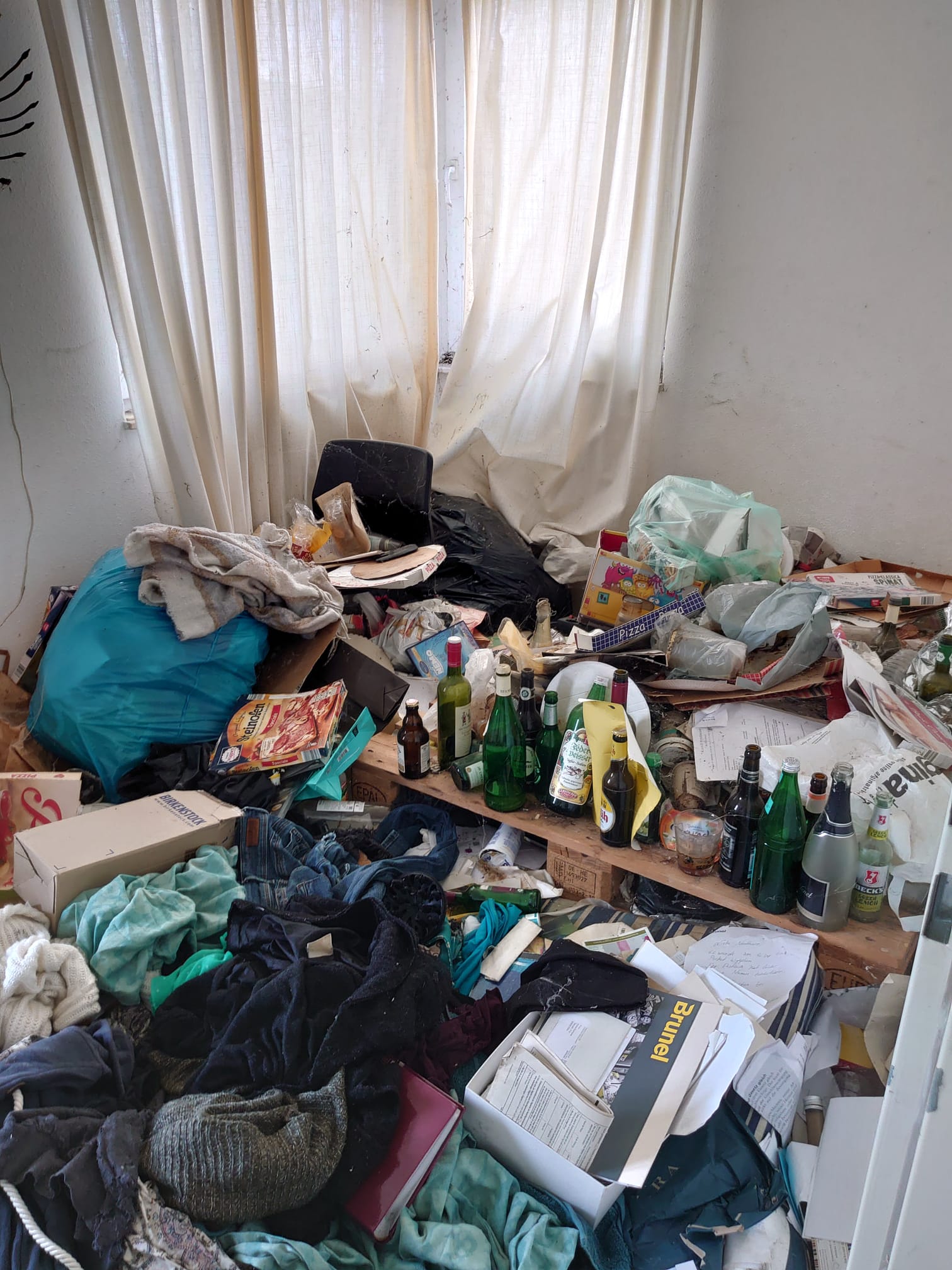 Überfüllte Messie-Wohnung vor professioneller Entrümpelung in Köln